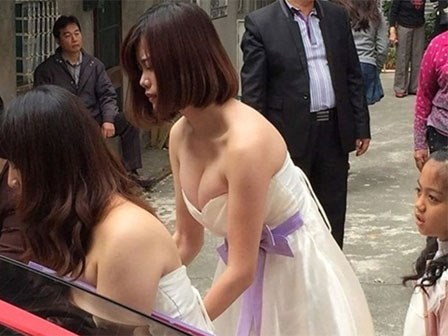 Xe sang về làng rước dâu làm tắc đường, nhưng cô phù dâu xinh đẹp này mới là tâm điểm của sự chú ý