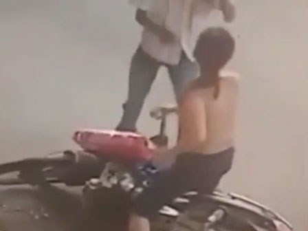 Cố trộm túi bột giặt vài chục ngàn, anh chàng chịu ngay cái kết sấp mặt khi bị cô chủ quán “bay ra”