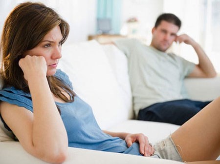 Chồng cầm tờ đơn ly hôn trên tay và cười cay đắng, để tôi ra đi với một nửa tài sản