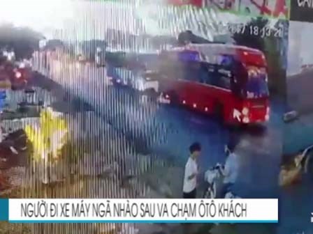 Ôtô khách tấp vào lề làm người đi xe máy ngã tử vong