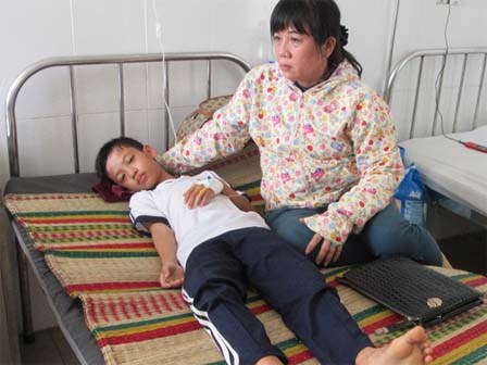 Bị điện giật khi mắc rèm cửa, mẹ chết, con trọng thương