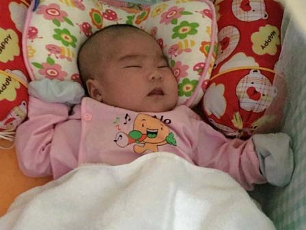 Xôn xao bé gái 2 tháng tuổi đẹp như thiên thần bị bỏ rơi trước cổng chùa