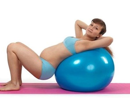 5 bài tập với quả bóng giúp bà bầu dễ sinh