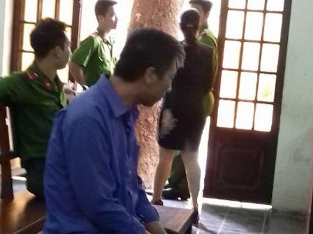 Cô gái suýt bị đốt chết vì nhắn tin chửi bới tình cũ
