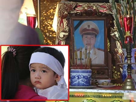 Cảnh sát giao thông bị xe tải cán qua người: Con gái nhỏ ngơ ngác tìm bố tại đám tang