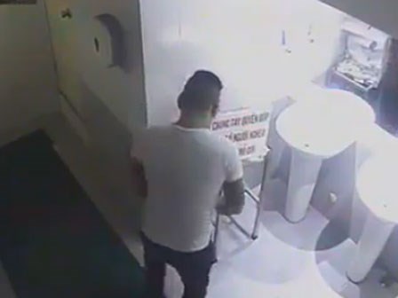 Giả vờ đi vệ sinh, 'soái ca' trộm tiền lẻ trong thùng từ thiện