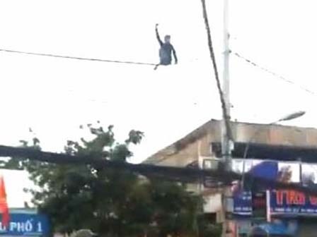 Thanh niên nghi ngáo đá đu mình trên dây điện ở Sài Gòn