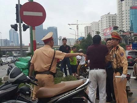 Đi vào làn BRT, người trên ô tô hung hăng đánh tài xế xe máy