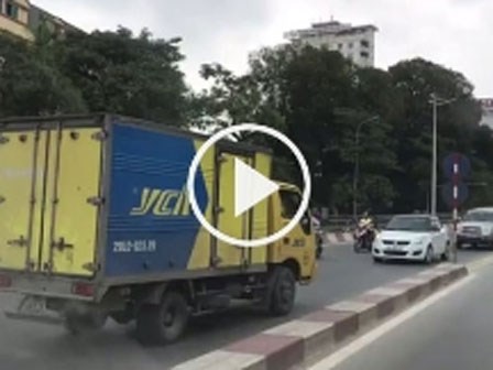 Video: Đi ngược chiều, tài xế xe tải bắt ô tô đối diện tránh đường