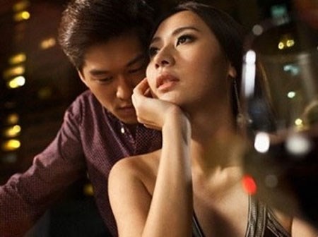 Chồng đang ôm eo