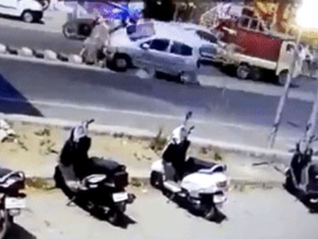 Clip: Ô tô mất lái lao lên dải phân cách, đâm trúng cả gia đình