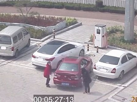 Loay hoay đỗ xe mãi không xong, hai người phụ nữ đã làm một việc ngoài sức tưởng tượng