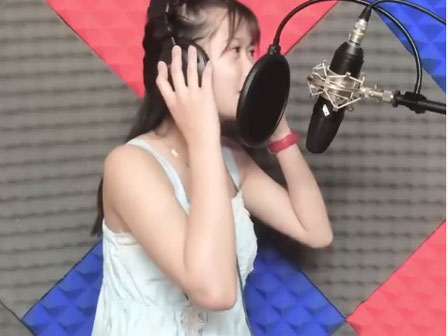 Cậu bé hát Gặp mẹ trong mơ gây xúc động 9 năm trước giờ ra sao-11