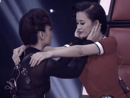 Cười đau bụng khi Thu Minh ví Đông Nhi nói nhiều như phim ‘Cô dâu 8 tuổi’ trên ghế nóng The Voice