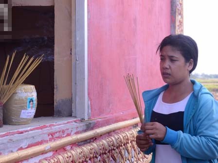 Mẹ bé gái 13 tuổi tự tử nghi do hàng xóm xâm hại: