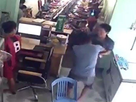 Clip: Người đàn ông nhận đòn đau vì 