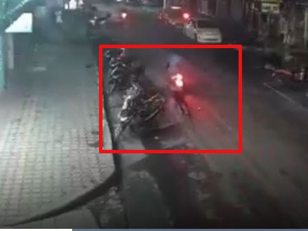 Kẻ trộm giật túi xách nhất quyết không buông tay, cô gái trẻ bị kéo lê suốt quãng đường dài