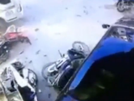 Ô tô 'điên' lao lên vỉa hè cày nát loạt xe máy, nuốt chửng cô gái vào gầm