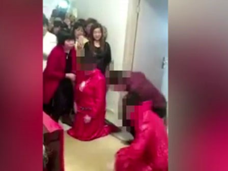 Hôn lễ độc nhất vô nhị, một chú rể cưới hai cô dâu