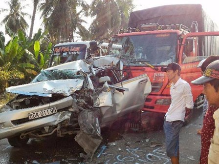 Tông xe liên hoàn, 3 người thoát chết trong gang tấc