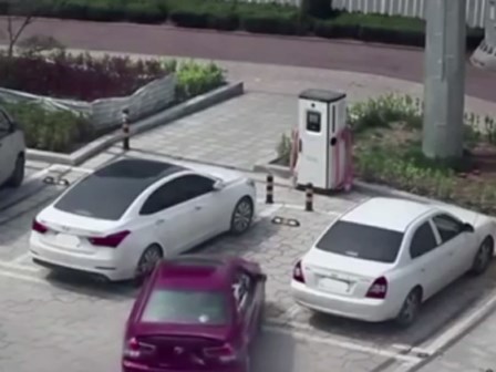Cách đậu xe hài hước của hai cô gái