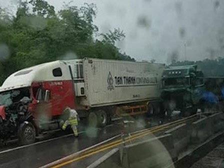 Va chạm xe ben và container, cao tốc Hà Nội - Lào Cai tê liệt