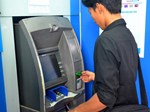 Sau SMS banking và Mobile Banking, Vietcombank lại tăng phí rút tiền qua ATM-2