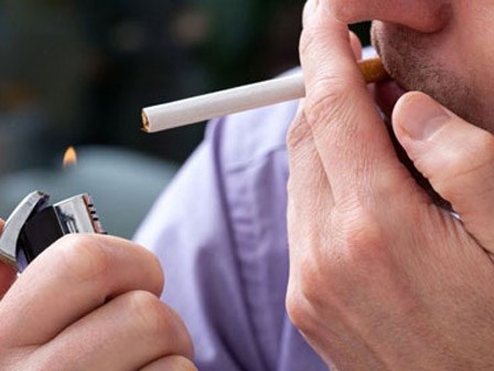 Cha mẹ hút thuốc lá, con dễ bị ung thư máu