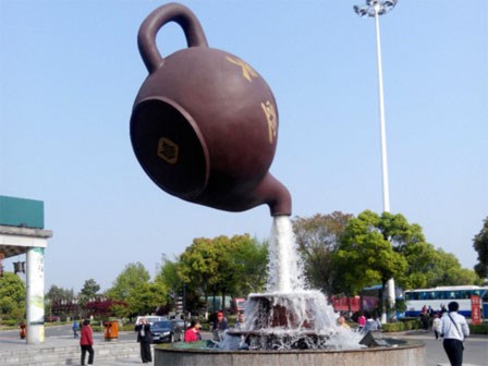 Bí ẩn đằng sau ấm trà bay lơ lửng trên không trung