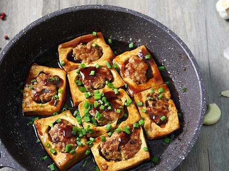 Vẫn là đậu nhồi thịt thôi mà làm thế này thì sẽ ngon hết nấc