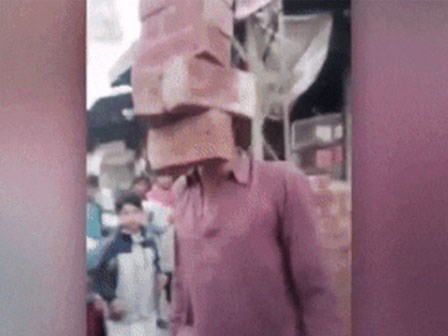 Chàng trai liều lĩnh dùng răng nâng 8 viên gạch chỉ với lý do này