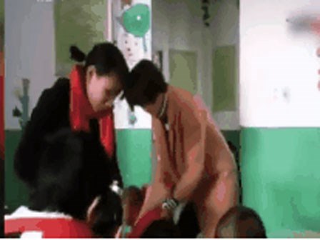Giáo viên thản nhiên đánh học sinh câm điếc để dạy dỗ gây phẫn nộ