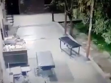 Camera ghi lại cảnh tượng rợn người xảy ra trong bệnh viện giữa đêm khuya