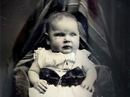 Sự thật phía sau những “bóng ma” trùm khăn trong các bức ảnh trẻ em thế kỷ 19