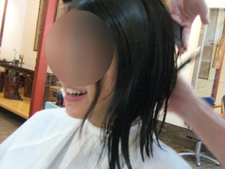 Sau 7 năm yêu, cô gái gượng cười đi cắt tóc, trang điểm lộng lẫy để dự đám cưới người yêu cũ