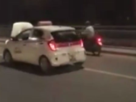 Bị lật nắp capo che khuất tầm nhìn, taxi vẫn phóng vun vút