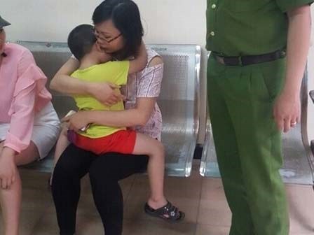 Đưa con lên cơ quan ngày lễ, mẹ tá hoả vì con 