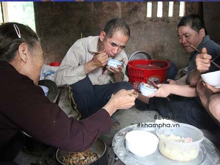 Bữa cơm có thịt đầu tiên của mẹ con muốn ăn một bữa no rồi cùng chết bằng thuốc độc