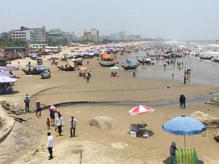 Sầm Sơn: Du khách vô tư tắm bên khe nước thải đen