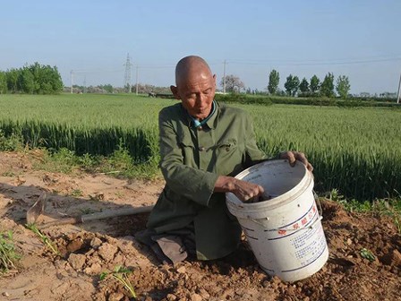 Mất cả hai chân, ông lão vẫn chăm sóc gia đình suốt 40 năm