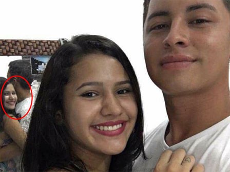 Những bức ảnh tự sướng nhìn thì bình thường nhưng nếu quan sát kỹ nhiều người sẽ cảm thấy ớn lạnh