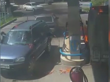 Dùng bật lửa kiểm tra bình nhiên liệu và cái kết