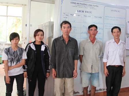 Cả gia đình cướp điện thoại vì... clip nhạy cảm