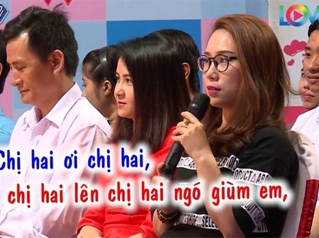 Chị gái xì tin, cưa cẩm bạn gái cho em trai