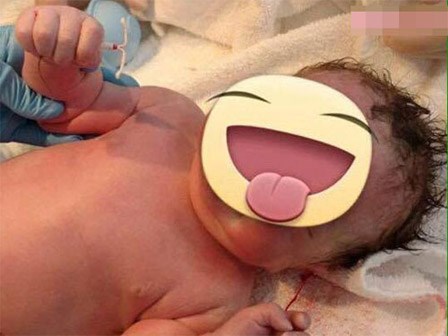 Sự cố cười ra nước mắt, em bé đẻ ra tay vẫn cầm chặt chiếc vòng tránh thai