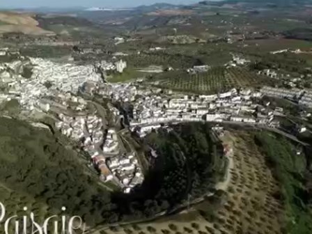 Thị trấn độc đáo nằm dưới tảng đá khổng lồ ở Tây Ban Nha