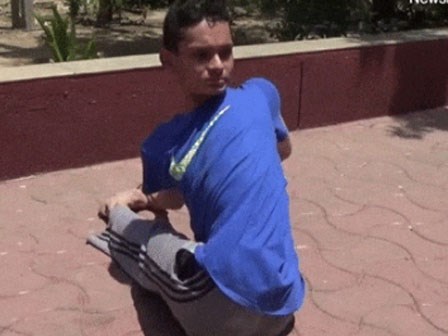 Chàng trai có biệt tài xoay đầu ngược 180 độ ra sau như ma trong phim kinh dị