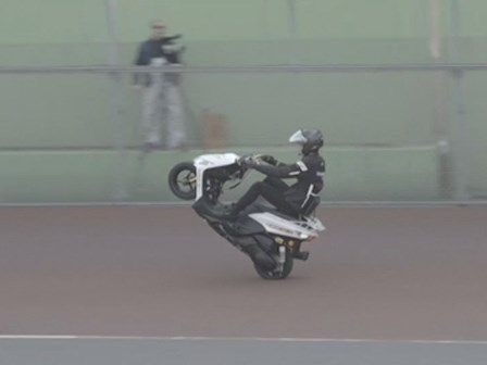 Kinh ngạc người lái mô tô bốc đầu liên tục 500km