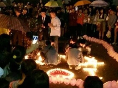 Chàng trai nhận cái kết đắng khi cầu hôn giữa chốn đông người