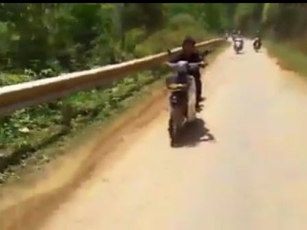 Thót tim hai đứa bé chạy xe máy, phóng như bay trên đèo